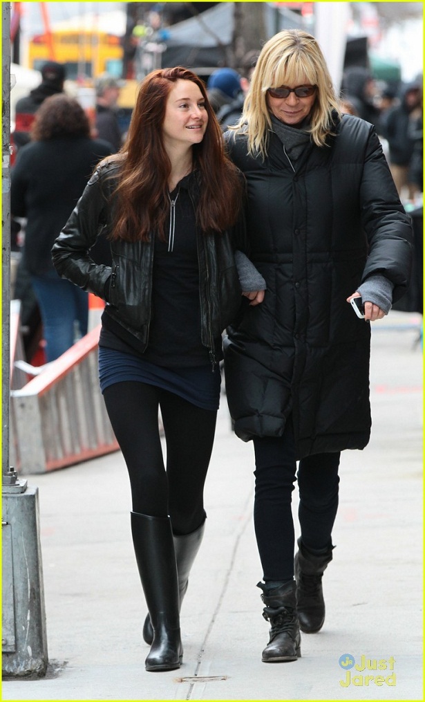 shailene-woodley-red-hair-for-amazing-spider-man-2-filming-07